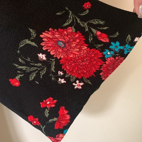 Francesca’s Mi Ami Black Red Floral Romper Boho SZ XS  Tie Back pleated shorts - Picture 5 of 9